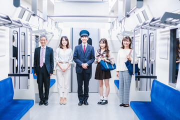 電車内で働く車掌