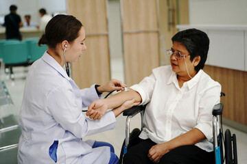 Obraz premium Healthcare and Medicine! The hospital pre op room, nurses station and patient prep areas.