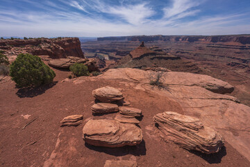 hiking the dead horse trail in dead horse point state park in utah, usa
