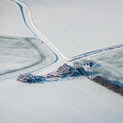 vue aérienne de champs sous la neige dans les Yvelines en France