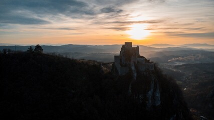 Obraz premium Aerial shot of the Srebrenik Fortress in Gornji Srebrenik, Bosnia and Herzegovina at sunset