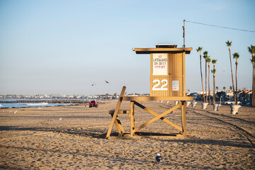 Obraz premium Light brown wooden lifeguard stand on the sandy coast of Newport in California, USA