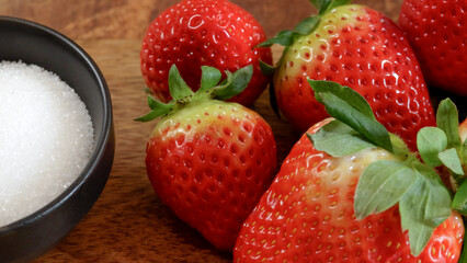 fraises et plat de sucre en gros plan sur une table