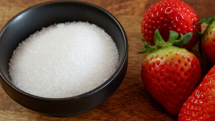 fraises et plat de sucre en gros plan sur une table