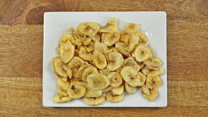 rondelles de bananes, en gros plan, vue du dessus, dans une assiette