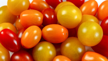 Fototapeta na wymiar tomates cerises jaunes, oranges et rouges en gros plan 