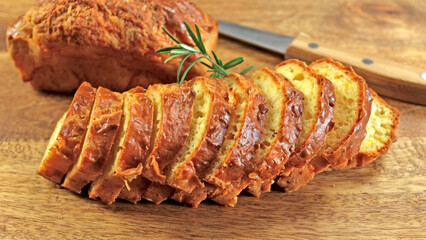 cake tranché au jambon et fromage, en gros plan, sur une table