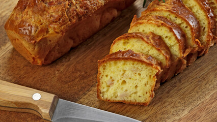 cake tranché au jambon et fromage, en gros plan, sur une table