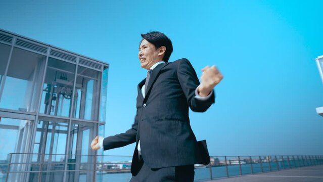 喜びを全身で表現する日本人ビジネスマン