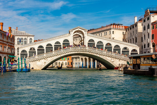 Rialto bridge over Grand canal in Venice, Italy © Mistervlad