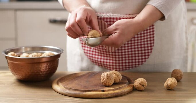 How to crack open a walnut without breaking your teeth, The walnut challenge: a homemaker tries to crack it, Homemaker vs. Walnut: an epic battle