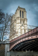 Fototapeta na wymiar Pont au double et cathédrale Notre-Dame de Paris, France, 5 février 2017