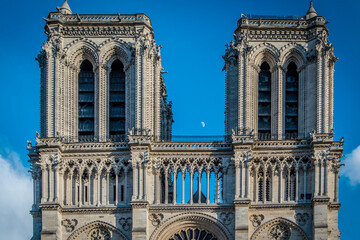 La lune derrière la cathédrale Notre-Dame de Paris, France, 5 février 2017 - obrazy, fototapety, plakaty