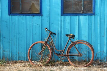 Fototapeta na wymiar Old bicycle parked near blue wall