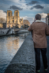 Un homme prend en photo la cathédrale Notre-Dame de Paris, France, 5 février 2017