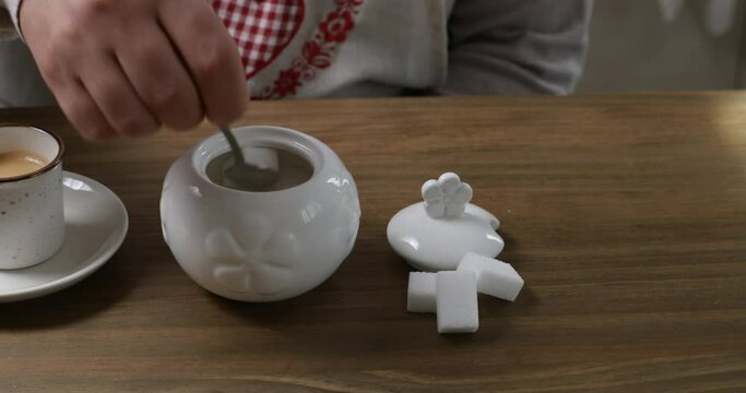 Retrieve Sugar Cubes with Ease: A Spoonful of Tips,
 Overcoming the Difficulty of Picking Up Sugar Cubes with a Spoon