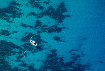 Fototapeta na wymiar Aerial photo of boat on turquoise colored water in Hawaii 