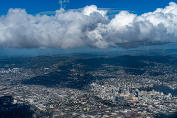 Obraz premium Aerial View of Oakland, CA and the Surrounding Area near Lake Merritt