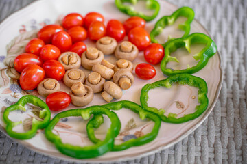 Salad with mini tomatoes ,mushroom and paprika / bell pepper 