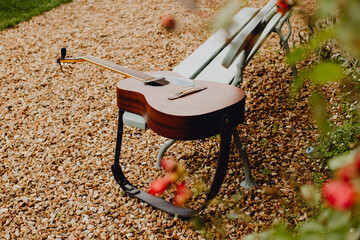 Guitare posée sur un banc