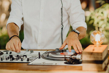 Le DJ mixant en extérieur pendant l'évènement festif