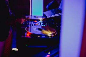 Les platines du dj éclairées par les néons colorés