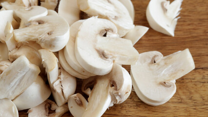 morceaux de champignons de Paris en gros plan, sur une table en bois
