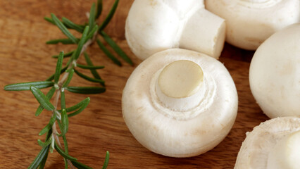 champignons de paris frais, en gros plan, sur une table en bois	