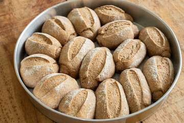 Deliciosos pãesinhos rústicos caseiros, feitos com farinha de trigo integral. Apresenta um realce no sabor e crocância na casca de cor dourada, com aroma irresistível que atraem os amantes de pão.