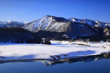 Obraz na płótnie Canvas 岩手県西和賀町　快晴の錦秋湖の雪景色