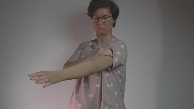 Compression sleeve to support varicose veins, lymphedema, arthritis, tennis elbow, thrombosis and thrombophlebitis in arm. Clinical knits. Compress sock. Therapy against thromboses after surgery. 