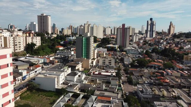 Sobrevoando bairro em dire&ccedil;&atilde;o ao centro de Jundiai, SP