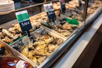 Counter store specializing in oysters with a huge exhibition of this product, Mercado de San Miguel, Madrid.