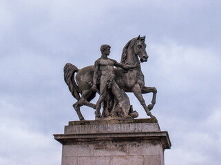 Statue de cavalier sur le pont d'Iéna à Paris (France) - obrazy, fototapety, plakaty