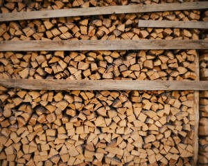 Brennholzvorrat als Wand