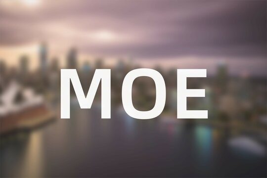 Moe: Der Name der australischen Stadt Moe in der Region Victoria vor einem Foto des Ortes
