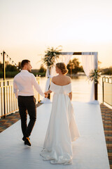 bride and groom against the backdrop of a yellow sunset
