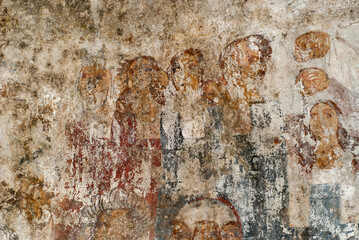 Viejos frescos medievales desgastados por el paso del tiempo.