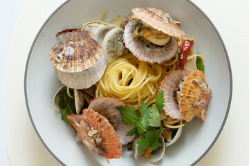 scallops vongole pasta top view