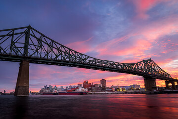 Fototapeta na wymiar Montreal, the Jacques Cartier Bridge was inaugurated in 1930, it will be in use until 2080, for a period of 150 years.