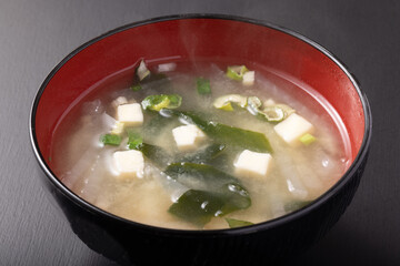 豆腐とワカメの味噌汁　(乾燥味噌汁の具を使用)