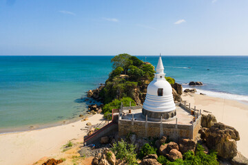Fototapeta premium Buddhist monastery, stupa on the beach near the ocean. Sri Lanka.