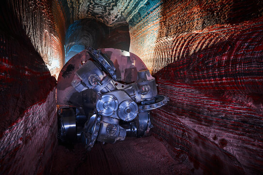 Mining machine cuts layers of mineral ore with saw in quarry
