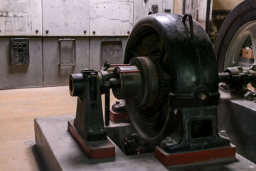 Viejo generador eléctrico. Alternador o dínamo antiguo