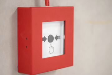 Ein Knopf für den Feueralarm
