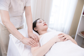 Fototapeta na wymiar Young Asian woman getting Body massage, Relaxing oil massage at beauty spa salon. Massage for health
