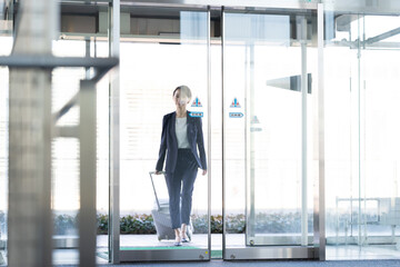 ビジネス・女性・空港・駅・キャリーケース