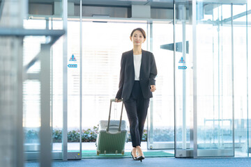 ビジネス・女性・空港・駅・キャリーケース