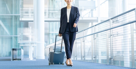 Fototapeta premium ビジネス・女性・空港・駅・キャリーケース