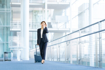 ビジネス・女性・空港・駅・キャリーケース